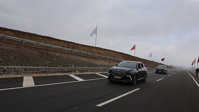 Elazığ'da açılışı yapılan yolda ilk tur Togg'la test edildi