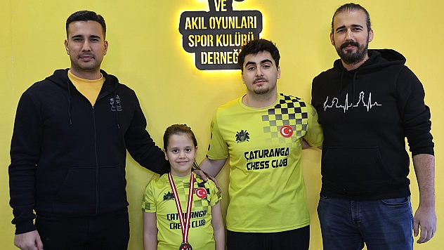 Elazığ'da açtıkları satranç kulübüyle milli takıma sporcu yetiştiriyorlar