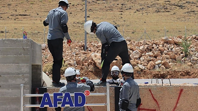 Elazığ'da AFAD gönüllülerine uygulamalı arama-kurtarma eğitimi
