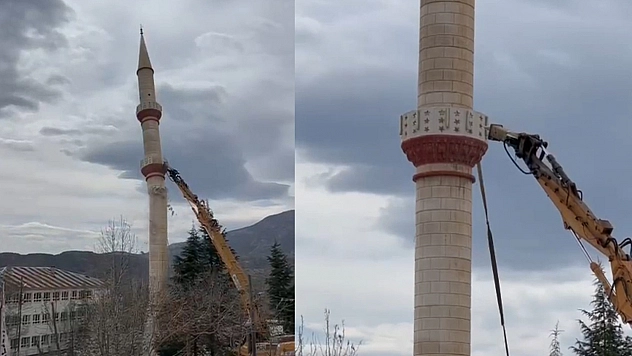 Elazığ'da ağır hasarlı camii yıkıldı