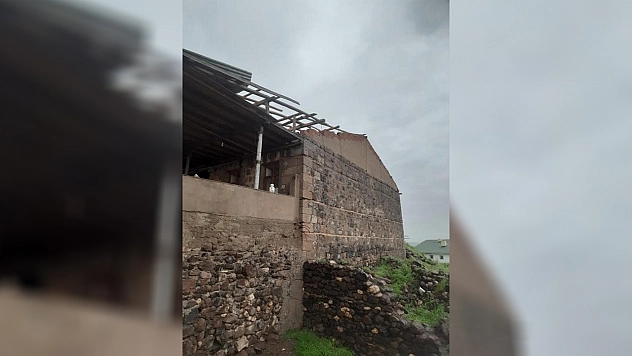 Elazığ'da ahırın çatısı uçtu!