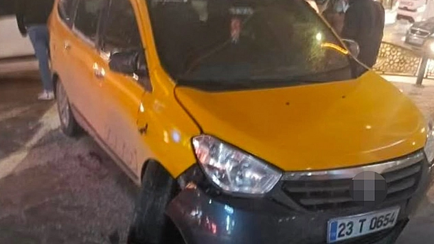 Elazığ'da alkollü şahıs çaldığı araçla kaza yaptı