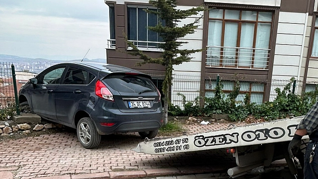 Elazığ'da araç istinat duvarına çarptı