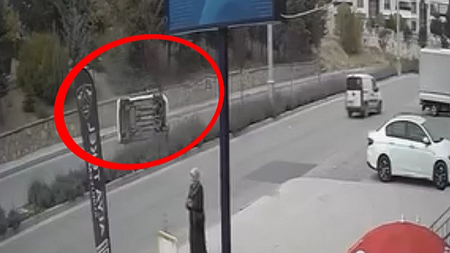 Elazığ'da araç yan yattı o anlar kamerada