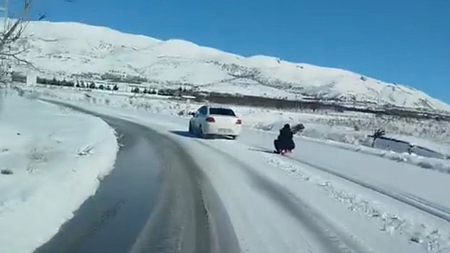 Elazığ'da araca bağladığı kızağı metrelerce çekti
