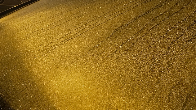 Elazığ'da araçların camları buz tuttu