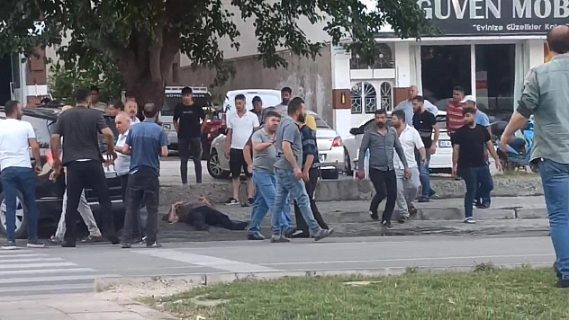 Elazığ'da  Araçtan İndirdikleri Şahsı Öldüresiye Dövdüler