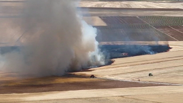 Elazığ'da arazi yangını, ekili alanlar da küle döndü