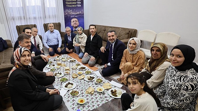 Elazığ'da Bakan Işıkhan, evlerine kavuşan depremzede ailenin iftar sofrasına konuk oldu