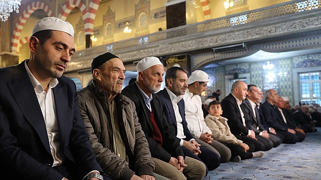 Elazığ'da bayram namazı yoğun katılımla eda edildi