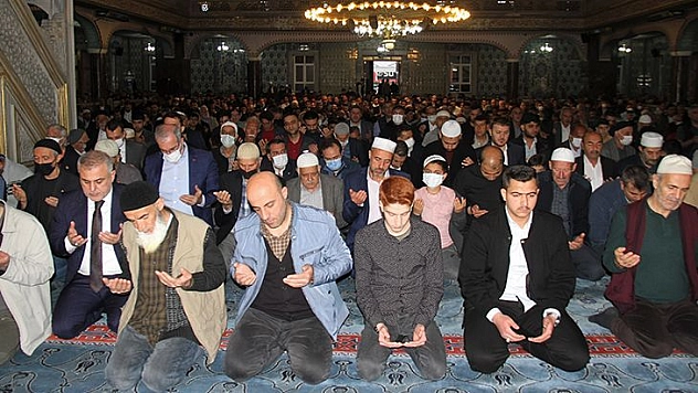 Elazığ'da Bayram Namazında Camiler Doldu