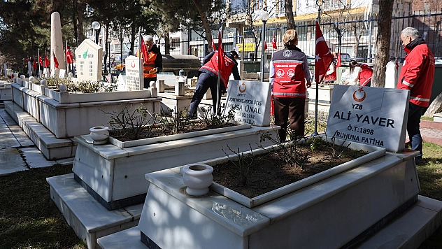 Elazığ'da bayram öncesi, şehitlikler temizlendi