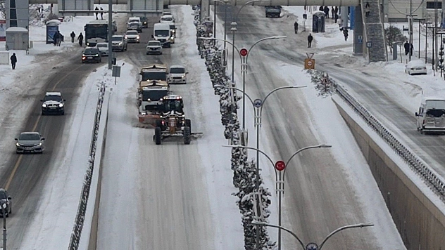 Elazığ'da belediye ekipleri, karla mücadelesini aralıksız sürdürüyor