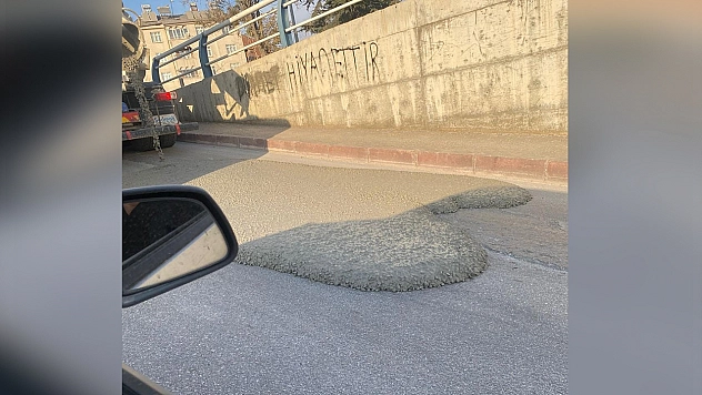 Elazığ'da beton mikseri asfalt yola beton döktü