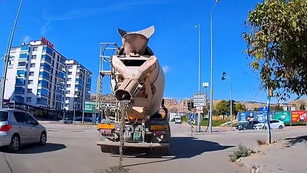 Elazığ'da beton mikseri yola çimento saçtı