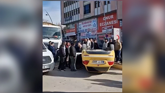 Elazığ'da beton mikseriyle çarpışan taksi ters döndü