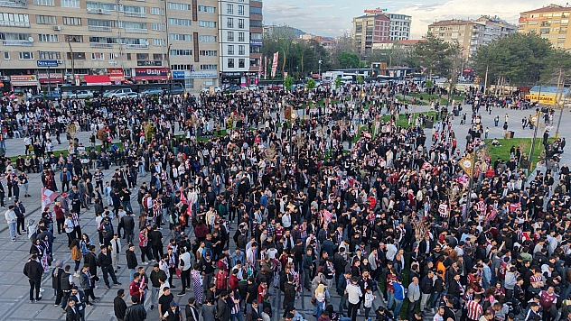 Elazığ'da binlerce taraftar, dev ekranda maçı izledi