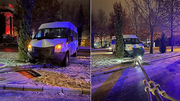 Elazığ'da bir minibüs elektrik direğine çarptı!