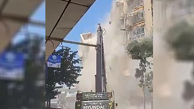 Elazığ'da Bir İş Hanı, Tek Dokunuşla Yerle Bir Oldu!