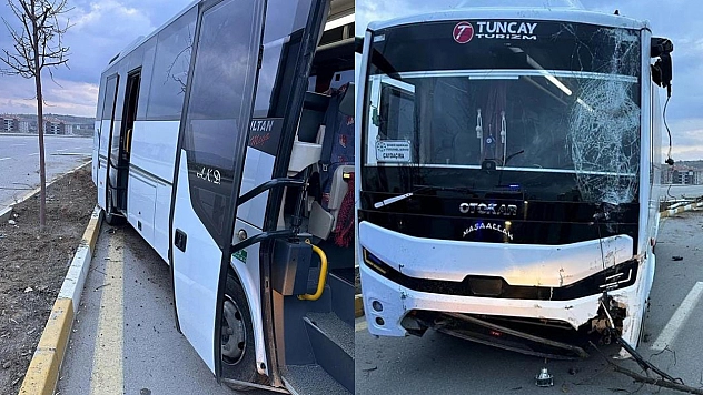 Elazığ'da Bir Midibüs Aydınlatma Direğini Devirdi!