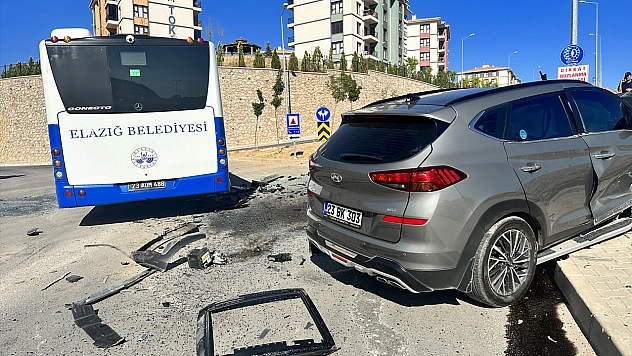 Elazığ'da Biri Ağır 3 Kişinin Yaralandığı Kazanın Görüntüleri Ortaya Çıktı