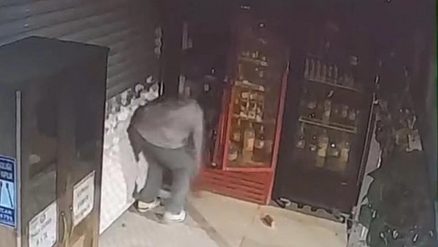 Elâzığ'da büfe soygunu güvenlik kamerasına yansıdı