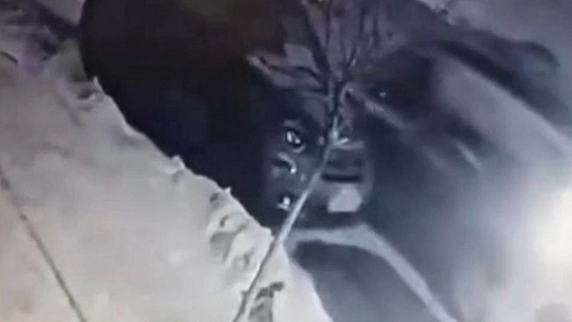 Elazığ'da buzda kayan araç park halindeki otomobile çarptı