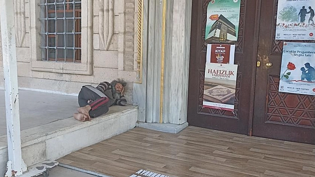 Elazığ'da cami önünde yatan evsiz vatandaş yürekleri sızlattı