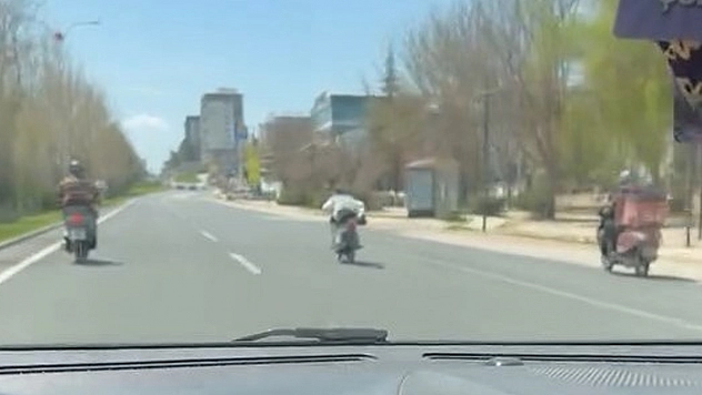 Elazığ'da canını hiçe sayıp motosikleti üzerine uzanarak sürdü