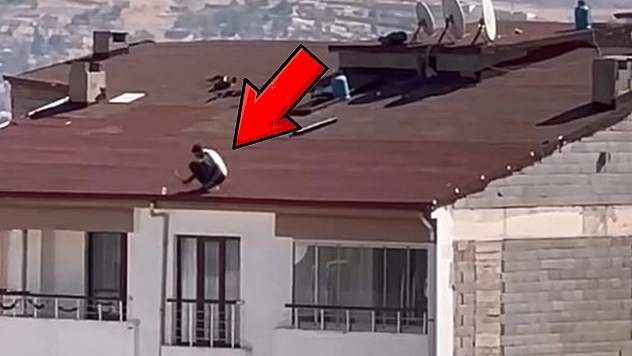 Elazığ'da çatı işçileri tehlikeli şekilde çalıştı