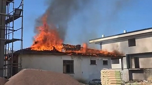 Elazığ'da çatı yangını
