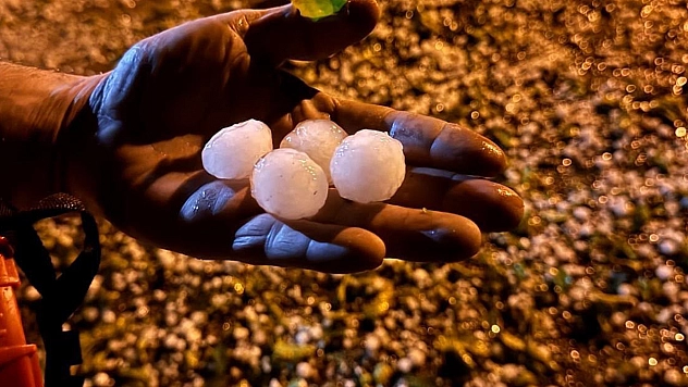 Elazığ'da ceviz büyüklüğünde dolu yağdı