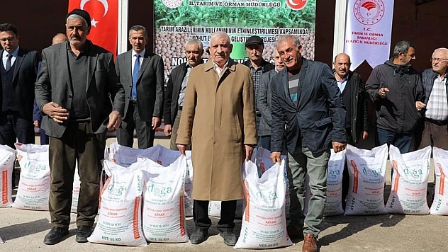 Elazığ'da çiftçilere nohut dağıtıldı
