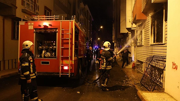 Elazığ'da çıkan ev yangınında 2 kişi dumandan etkilendi