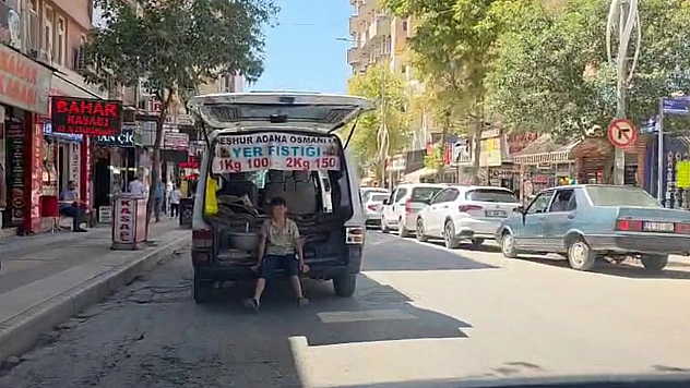 Elazığ'da çocuğun araç arkasındaki tehlikeli yolculuğu kamerada