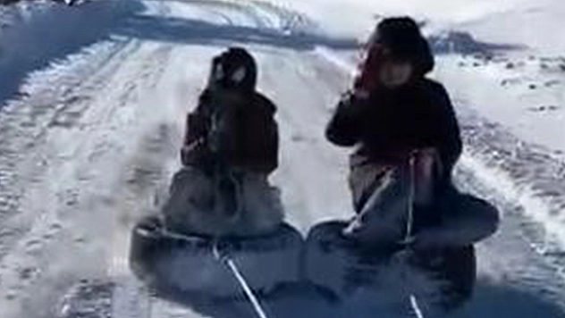 Elazığ'da çocuklar kar keyfini lastiklerle çıkardı