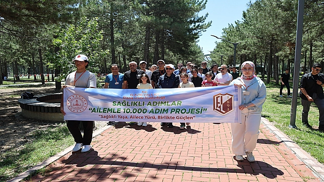 Elazığ'da çocuklar ve gençler, aileleriyle birlikte yürüdü