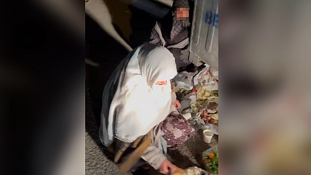 Elazığ'da çöpten gıda toplar gibi yaparak dilendiler