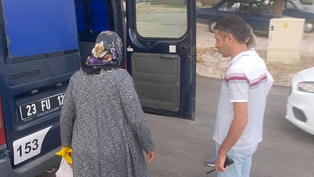 Elazığ'da çöpten yemek toplama numarası yapan  dilenciler yakalandı