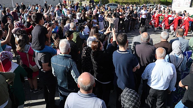 Elazığ'da Coşkulu Kalabalık!