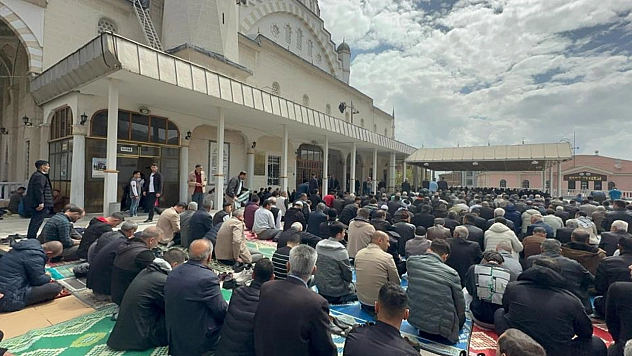 Elazığ'da cuma namazı, yoğun katılımla kılındı