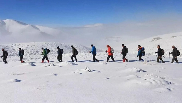 Elazığ'da dağcılar beyaza bürünen 2 bin 620 metre yüksekliğindeki Akdağ'a tırmandı