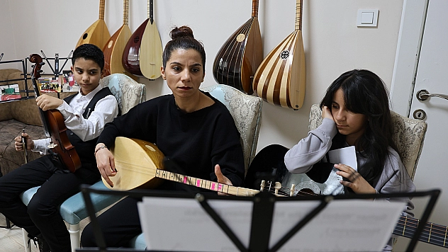 Elazığ'da depremden sonra müziğe sarılan anne çocuklarıyla üç enstrüman çalıyor