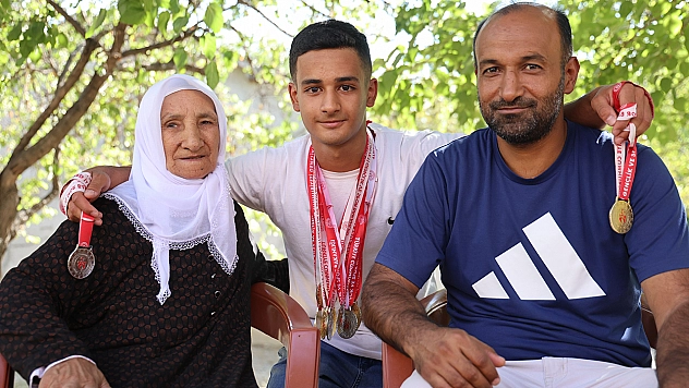Elazığ'da Depremzede genç, bilek güreşinde Türkiye şampiyonu oldu