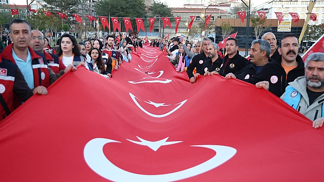 Elazığ'da dev Türk Bayrağıyla yürüyüş