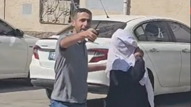 Elazığ'da dilenci kaçtı zabıta kovaladı!