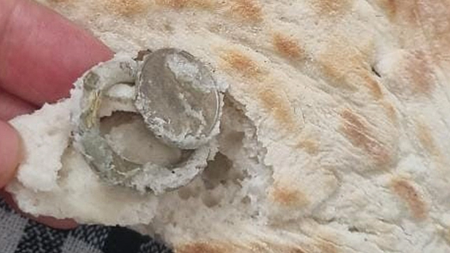 Elazığ'da akılalmaz olay: Ekmeğin içinden yabancı cisim