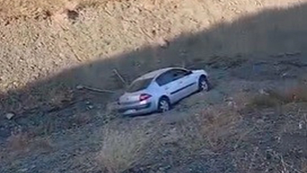 Elazığ'da el freni çekilmeyen otomobil dereye düştü