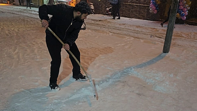 Elazığ'da esnafın karla mücadelesi
