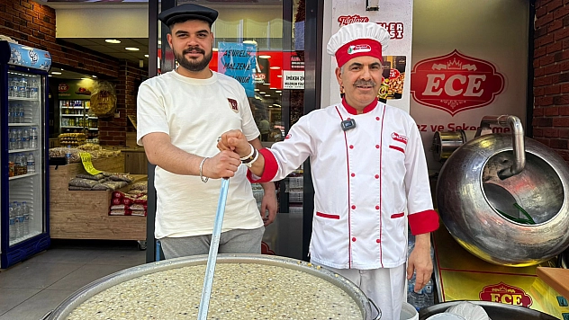 Elazığ'da esnaftan geleneksel aşure ikramı